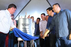 prefeito e autoridades discursam na inauguração da nova secretaria da saúde de carapicuíba