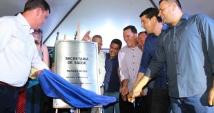 prefeito e autoridades discursam na inauguração da nova secretaria da saúde de carapicuíba