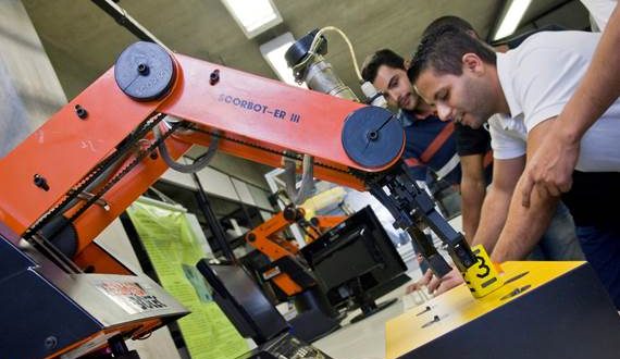 estudantes manipulando maquinário