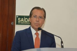 márcio camargo discursando na tribuna da câmara de cotia