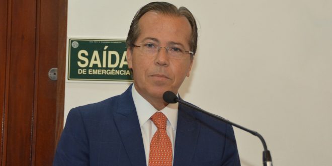 márcio camargo discursando na tribuna da câmara de cotia