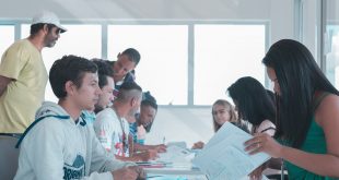candidatos conversam com agentes para inscrições