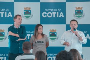 prefeito Rogério Franco discursa em palco ao lado de Moisés Cabrera, Mara Franco