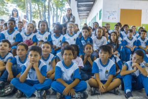 crianças da EM Professora Otília Freire Shimada posam para foto