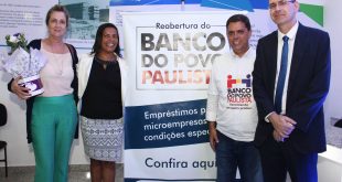 Gilmara Gonçalves, Marcos Neves e outras autoridades posam ao lado de faixa de divulgação do banco do povo