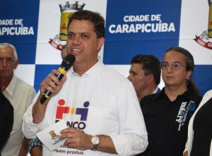 prefeito marcos neves discursando durante reabertura do banco do povo