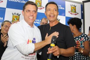 marcos neves abraça autoridade durante reabertura do banco do povo