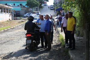 Prefeito e Vereadores acompanhando os serviços de fresagem da Alameda Cintia