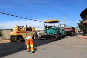 homens e máquinas trabalhando em Recapeamento da Rua Camburiú