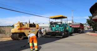 homens e máquinas trabalhando em Recapeamento da Rua Camburiú