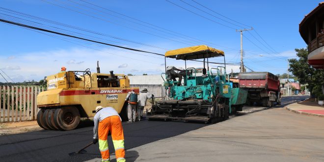 homens e máquinas trabalhando em Recapeamento da Rua Camburiú