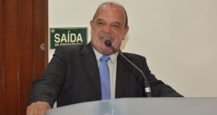 tagarela discursando na tribuna da câmara de cotia
