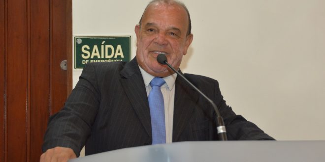 tagarela discursando na tribuna da câmara de cotia