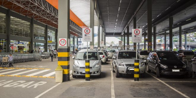 vagas especiais demarcadas em estacionamento de supermercado em cotia