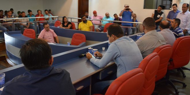 vereadores e munícipes no plenário da câmara