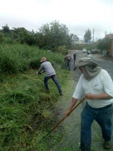 homens trabalhando em roçagem de calçada na vila nova