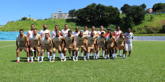 equipe do catuense posa para foto no gramado