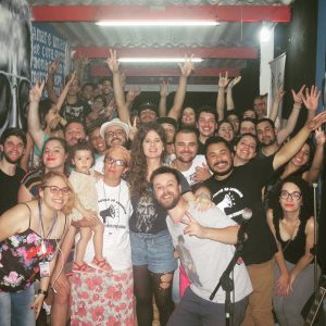 artistas posam em sarau de garagem