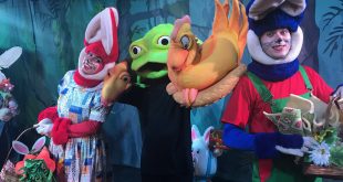 atores da peça 'a páscoa da vida' posam para foto caracterizados e em meio ao cenário