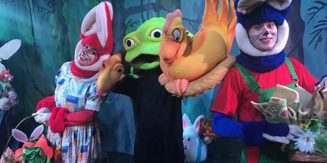 atores da peça 'a páscoa da vida' posam para foto caracterizados e em meio ao cenário