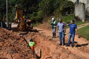 vereador alexandre pierroni e prefeito cláudio goés acompanham obras
