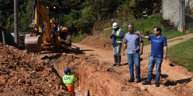 vereador alexandre pierroni e prefeito cláudio goés acompanham obras