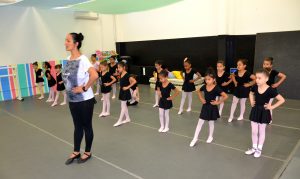 alunas de balé de carapicuíba praticam passos com professora