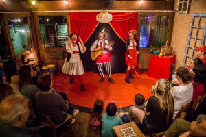 um trio do Estupendo Circo di Sôladies no palco