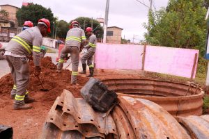homens trabalhando em implantação de tubulação de esgoto