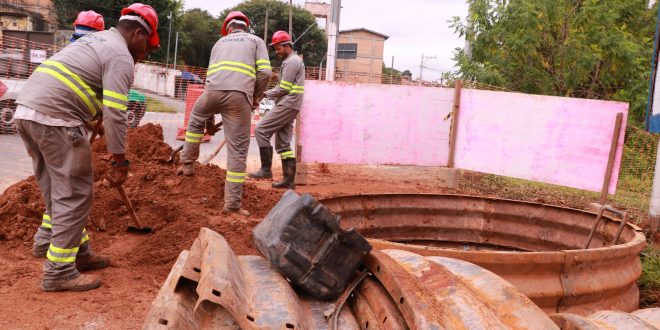 homens trabalhando em implantação de tubulação de esgoto