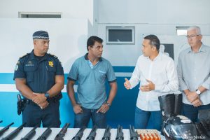 secretário almir, secretário adjunto marco antonio, vereador professor osmar e um guarda converem novas armas