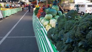 hortaliças expostas em feira de são roque