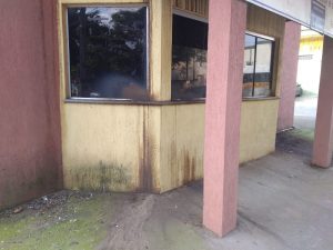 parte da fachada do prédio em questão, com sinais visíveis de desgaste