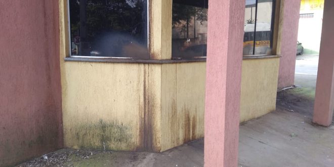 parte da fachada do prédio em questão, com sinais visíveis de desgaste