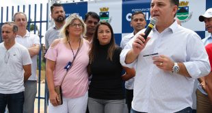 prefeito rogério franco discursando durante inauguração do cras jardim japão