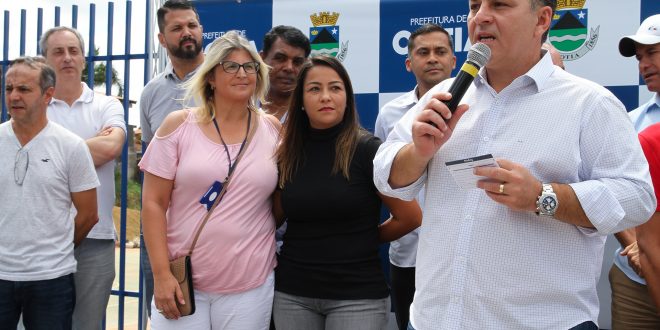 prefeito rogério franco discursando durante inauguração do cras jardim japão