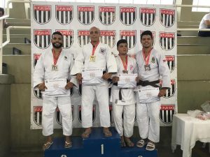 jkudocas de cotia posam no pódio