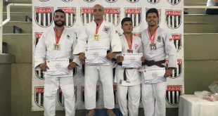 jkudocas de cotia posam no pódio