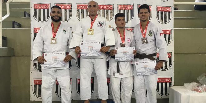 jkudocas de cotia posam no pódio