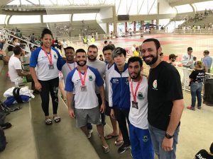 jkudocas de cotia posam durante evento