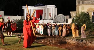 cena da peça paixão de cristo na aldeia de carapicuíba