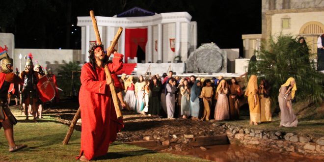 cena da peça paixão de cristo na aldeia de carapicuíba
