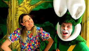 dois personagens da peça páscoa em apuros posam para foto caracterizados e em meio ao cenário