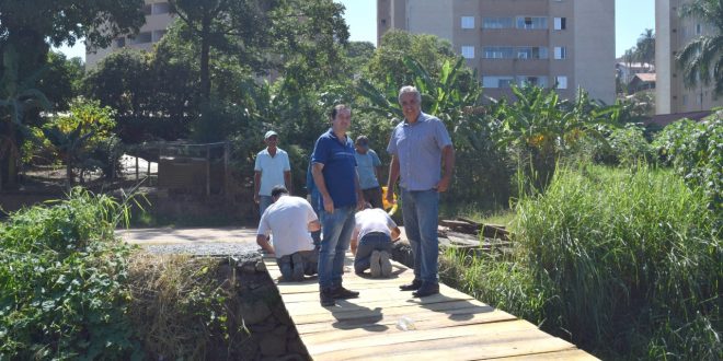 Prefeito Cláudio Góes e Alexandre Pierroni posam sobre a ponte
