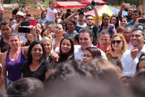 prefeito rogério franco caminha em meio a moradores