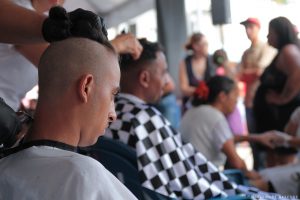 moradores ganhando cortes de cabelo