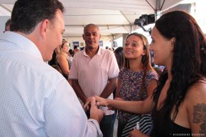 prefeito rogério franco cumprimenta moradores