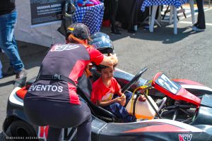 crianças em brinquedos