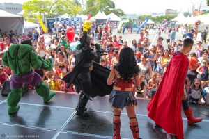 pessoas fantasiadas de superheróis em palco