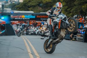 moto fazendo manobras para entreter o público